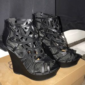 black wedges